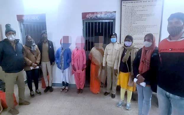 मानव तस्करों के चंगुल से बचायी गई नाबालिग और महिला