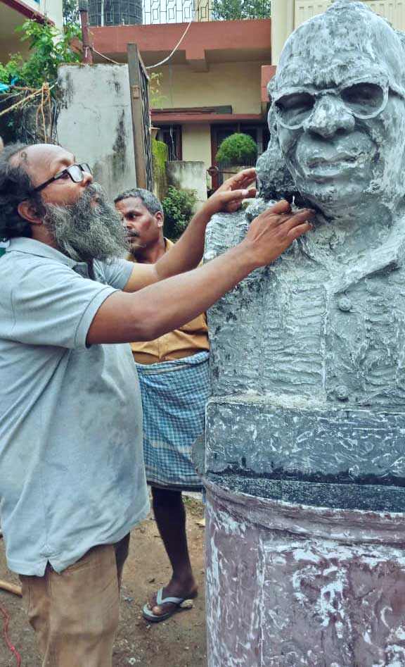 अनेक बाधाओं के बावजूद कीर्तिमान की मुख्‍य धारा में गोते लगा रहे हैं आदिवासी