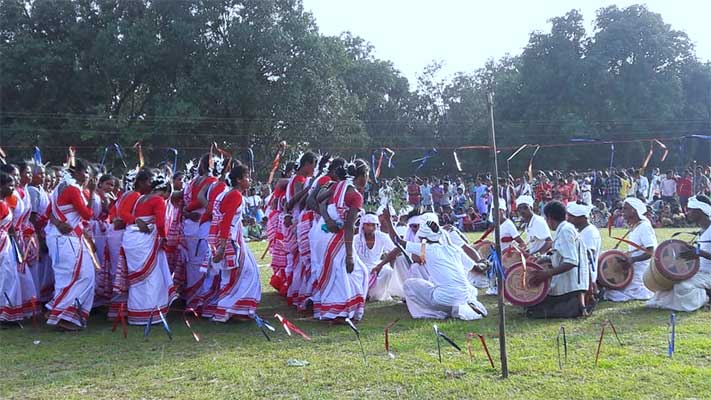 आदिवासी त्यौहार मनते रहें … ताकि धरती की उर्वरता, निर्मलता बची रहे !