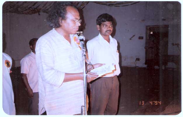 जनजातीय भाषा विभागाध्यक्ष डॉ० मुण्डा द्वारा तोलोंग सिकि की पहली पुस्तक का लोकार्पण