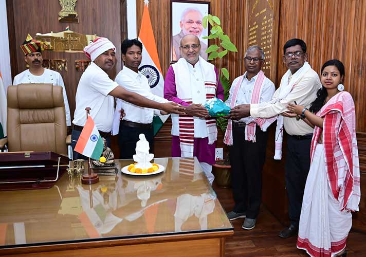 उरांव समाज प्रतिनिधि मंडल ने तोलोंग सिकि लिपि को विवि में लागू कराने हेतु राज्‍यपाल के समक्ष रखी मांग