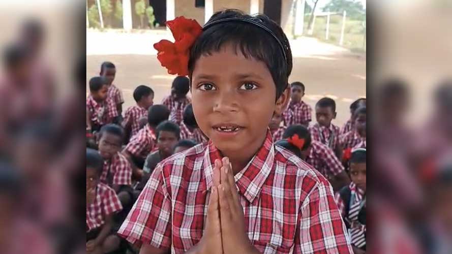 युकेजी की बच्‍ची ने कुंड़ुख भाषा व तोलोंग सिकि में गीत गाया